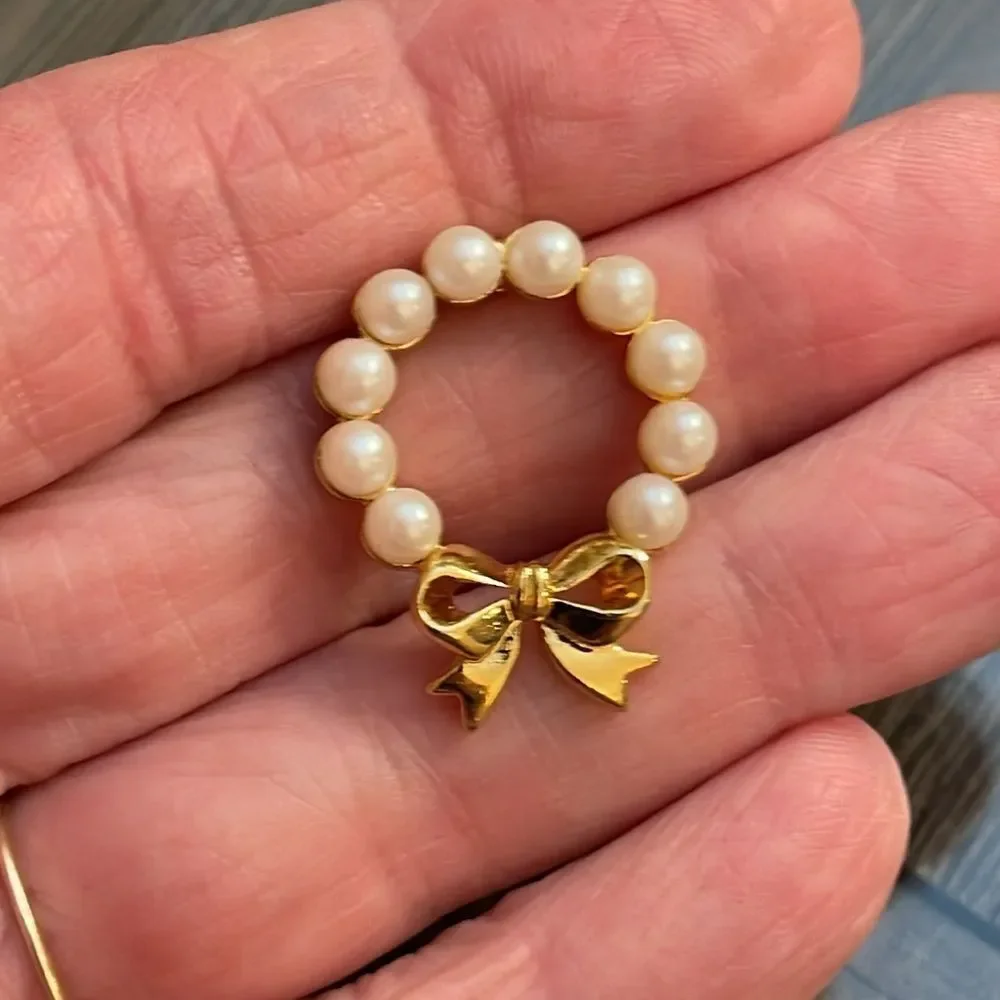 Vintage 1999 AVON Pearlesque Wreath Pin with Goldtone Bow